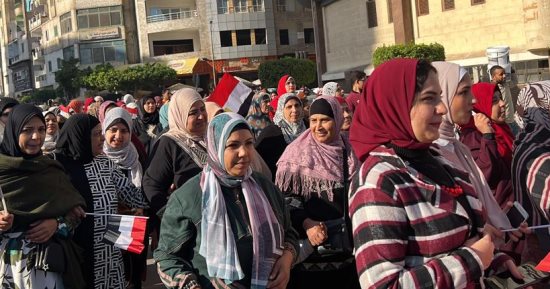بالزغاريد وأعلام مصر.. إقبال كبير للناخبين فى لجان المنتزه بالإسكندرية.. صور 