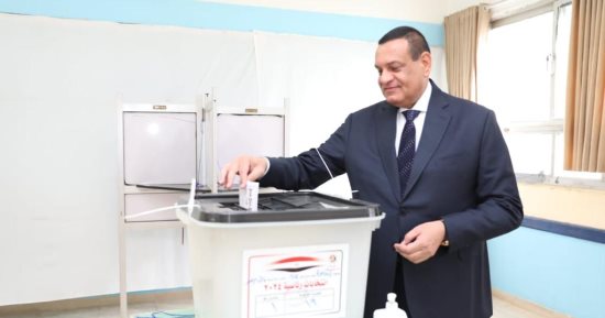 وزير التنمية المحلية يدلى بصوته بانتخابات الرئاسة بلجنة نبوية موسى بمدينة نصر 