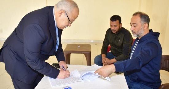 رئيس جامعة القاهرة يُدلى بصوته فى انتخابات الرئاسة: صوتى لحامى الأمن القومى