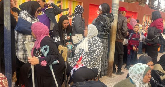 السيدات وكبار السن يحتشدون أمام مدرسة بدر للإدلاء بأصواتهم بالانتخابات