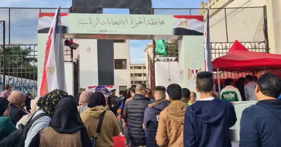 توافد الشباب للمشاركة فى انتخابات الرئاسة بالجيزة مرددين هتافات "تحيا مصر"