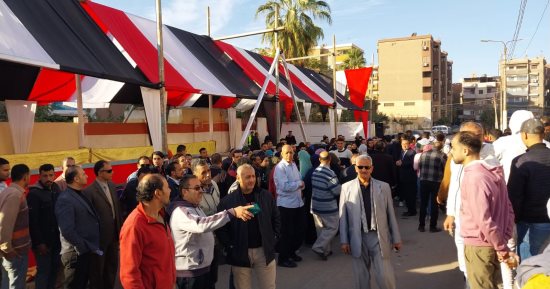 مسيرة للمواطنين للتوجه للجان الاقتراع فى الانتخابات الرئاسية ببنها.. صور