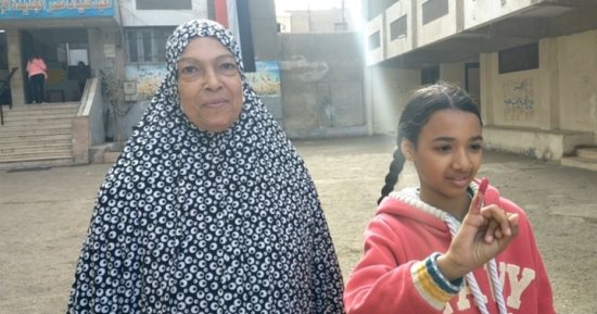سيدة تصطحب حفيدتها بمصر الجديدة للتصويت: عشان لما تكبر تعرف حقها