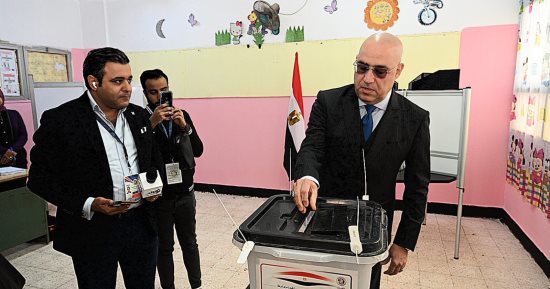 وزير الإسكان يُدلي بصوته فى الانتخابات الرئاسية بمدرسة فاطمة عنان الإعدادية