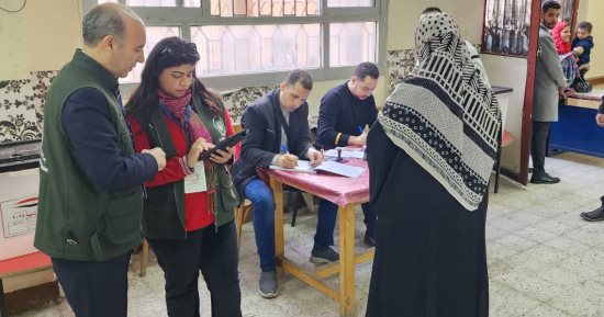 بعثة جامعة الدول العربية تتفقد اللجان الانتخابية بالموسكي.. صور