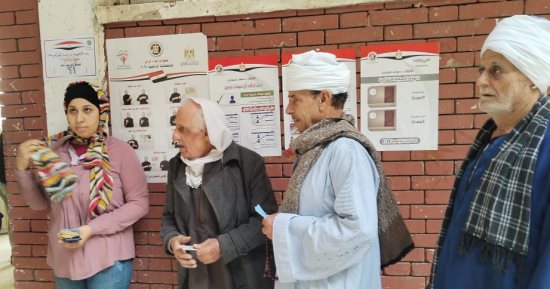 توافد الناخبين على لجنة المغتربين بمدرسة أم الأبطال بالعمرانية  