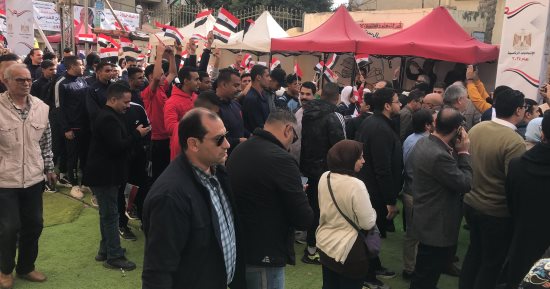 طلبة جامعة العريش ينظمون مسيرة حاشدة وصولا لمقرات لجان انتخابات الرئاسة