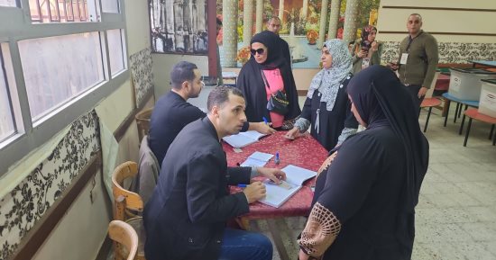 ناخبون من مختلف المراحل العمرية يدلون بأصواتهم بانتخابات الرئاسة بالموسكى