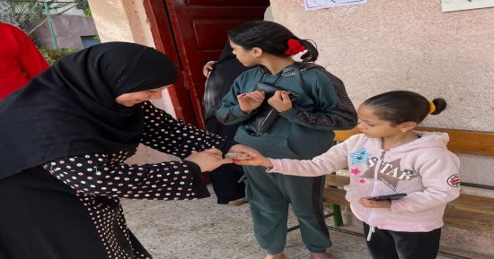 ناخبة تصطحب أطفالها بالانتخابات فى منشأة القناطر وتغمس أصابعهم فى الحبر..صور