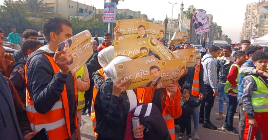 أنصار المرشح الرئاسي حازم عمر يحتشدون أمام لجان الاقتراع فى فيصل