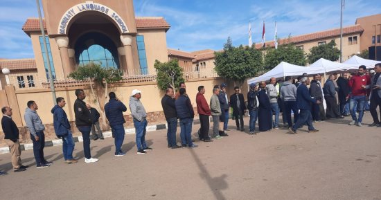 طوابير الناخبين أمام لجنة مدينتى للإدلاء بأصواتهم فى انتخابات الرئاسة