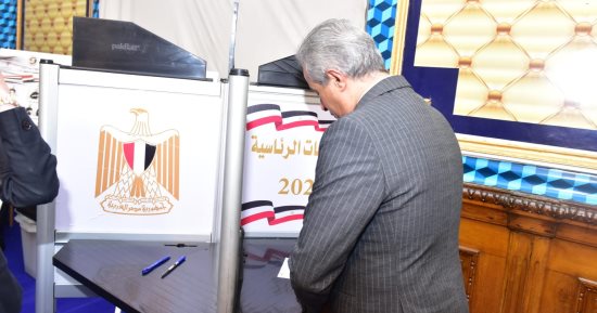 وزير العمل يدلى بصوته فى الانتخابات الرئاسية ويحث ملايين العمال على المشاركة