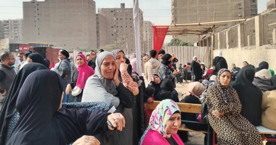 احتشاد المواطنين أمام مدرسة العروبة الرسمية بالطالبية للإدلاء بأصواتهم
