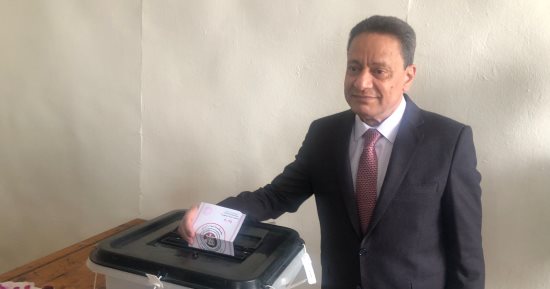 كرم جبر يدلى بصوته فى الانتخابات الرئاسية بالتجمع الخامس
