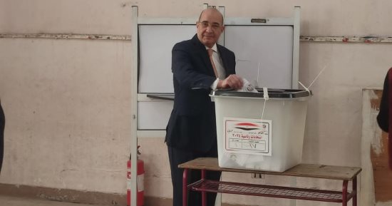 الكاتب الصحفى علاء ثابت يدلى بصوته فى الانتخابات الرئاسية 