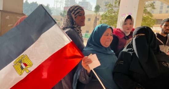 سيدات مصر يحملون الأعلام أمام اللجان الانتخابية فى الفيوم.. صور 