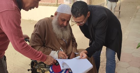 مسن على كرسى متحرك يدلى بصوته بانتخابات الرئاسة بالبراجيل