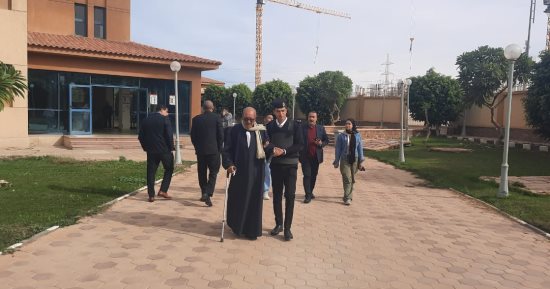 الشرطة تساعد كبار السن بلجنة مدرسة مدينتى للإدلاء بأصواتهم فى الانتخابات الرئاسية