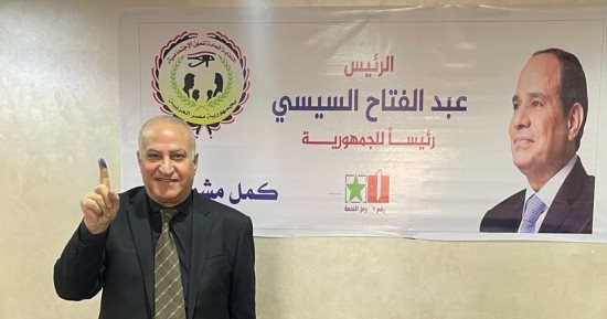 نقيب الاجتماعيين يدلى بصوته فى الانتخابات.. ويدعو المواطنين للمشاركة