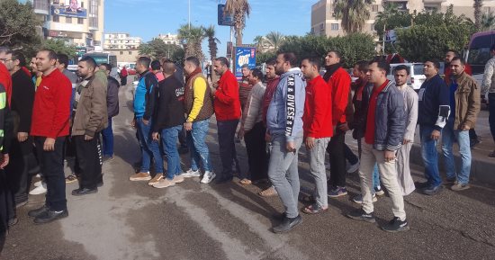إقبال الناخبين بالأغانى الوطنية على لجان التصويت بحى الجمرك بالإسكندرية