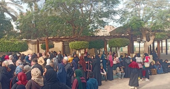 طوابير الناخبين أمام مدرسة سيزا نبراوى بالتجمع خلال مشاركتهم بالانتخابات