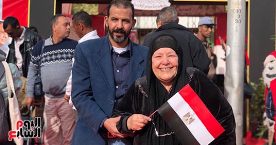 متكئين على عكازهم.. كبار السن يلبون نداء الوطن أمام اللجان الانتخابية 