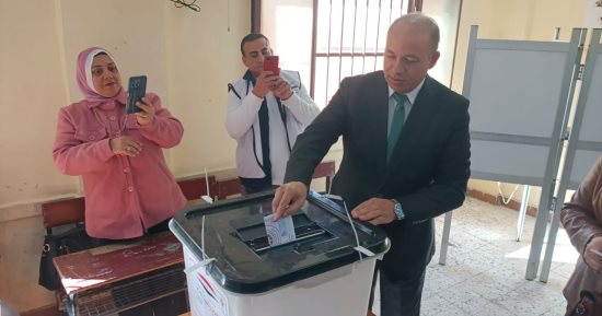 رئيس جامعة المنصورة يدلي بصوته فى الانتخابات الرئاسية.. صور