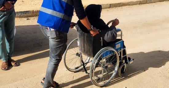 عدد من ذوى الهمم يدلون بأصواتهم فى انتخابات الرئاسة بلجان الشيخ زويد