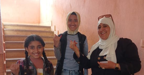 سيدة تحرص على اصطحاب بناتها أثناء تصويتها فى الانتخابات الرئاسية بفيصل