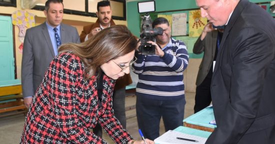 وزيرة الثقافة تدلى بصوتها فى الانتخابات الرئاسية وتدعو جموع المصريين للمشاركة.. صور