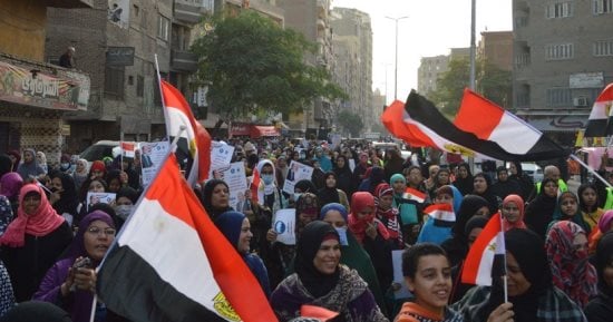 مسيرة حاشدة للناخبين أمام لجان الانتخابات بالوراق مرددين هتافات تحيا مصر.. صور