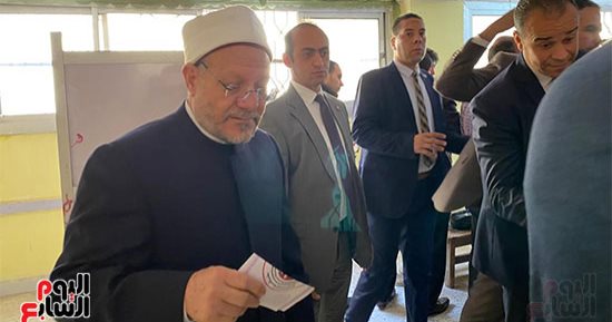 مفتى الجمهورية يدلى بصوته داخل لجنة المغتربين فى الجمالية 