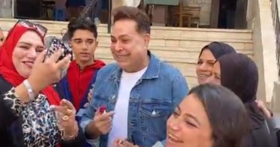 ناخبون يستقبلون حكيم بالغناء والتصفيق أمام لجنة انتخابات بمصر الجديدة.. فيديو