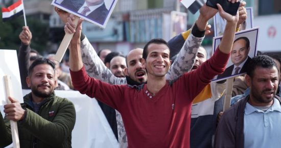 المرأة والشباب يتصدرون طوابير التصويت في الساعات الأولى للانتخابات الرئاسية.. حشود للناخبين أمام لجان الاقتراع.. الفتيات يتقدمن الصفوف بـ"الفنون الجميلة".. ومسيرة في حب الوطن أمام لجنة السادات بالعاشر من رمضان