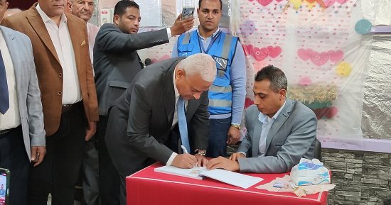 محافظ السويس يدلى بصوته فى الانتخابات الرئاسية بمدرسة صفية زغلول.. صور 