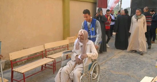 كبار السن يصطفون أمام اللجان الانتخابية بالفيوم