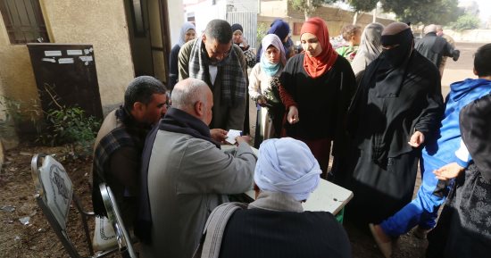 السيدات وكبار السن يتصدرون المشهد أمام لجان الانتخابات بالعياط