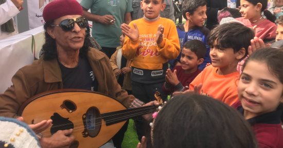 فنان شعبى من مطروح يسعد الناخبين على أنغام العود أمام لجنة بالعريش.. صور 