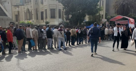 اصطفاف كبير للناخبين أمام لجان الانتخابات بالعباسية.. صور