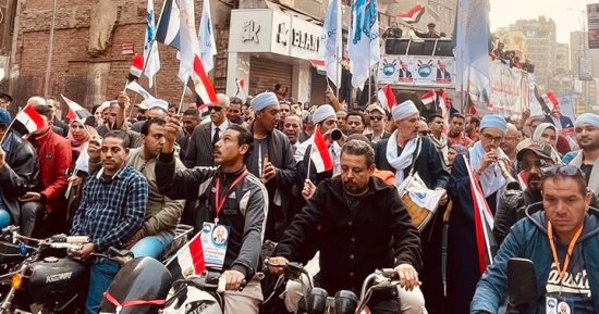 طوابير الناخبين تمتد خارج اللجان في فيصل بالجيزة.. مسن من لجنته الانتخابية: عاصرت الملوك والسيسي تحمل المسئولية في وقت عصيب.. السيدات يتصدرن المشهد وأتوبيسات تبث أغاني وطنية.. والأطفال يزينون المشهد .. صور