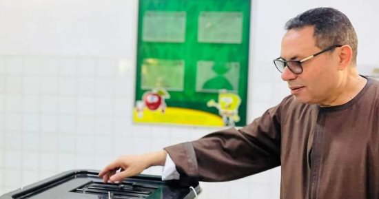 رئيس لجنة الزراعة بمجلس النواب يدلي بصوته فى لجنته بالدقهلية.. صور