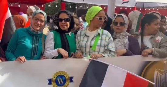 احتشاد الناخبات أمام لجان مدرسة الأمل بكرداسة حاملات علم مصر