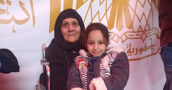 الحاضر والمستقبل.. مسنات بكراسى متحركة يصطحبن أحفادهن فى اللجان الانتخابية