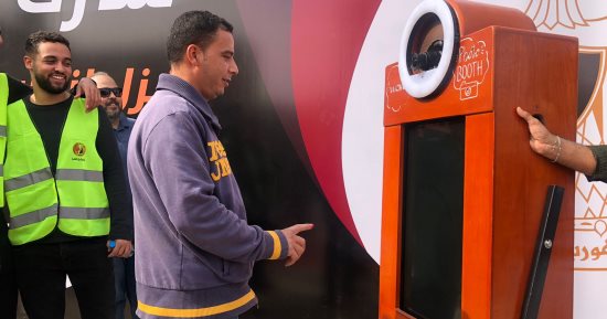 الناخبون يلتقطون صورا لتوثيق مشاركتهم بالانتخابات أمام لجان التجمع الخامس