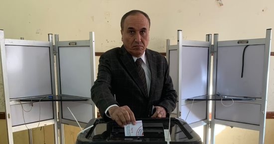 عبد المحسن سلامة يدلى بصوته.. ويؤكد: كثافة المشاركة نموذج صحى فى الممارسة الديمقراطية