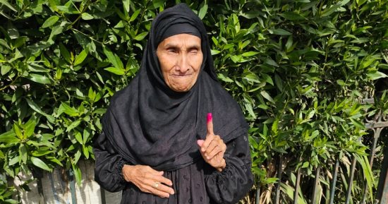 الحاجة زبيدة عبد العال أكبر معمرة بالمنوفية تدلى بصوتها فى انتخابات الرئاسة
