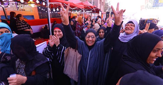 بعلامة النصر.. أهالى إمبابة يتوافدون على لجان التصويت فى اليوم الثانى من انتخابات الرئاسة