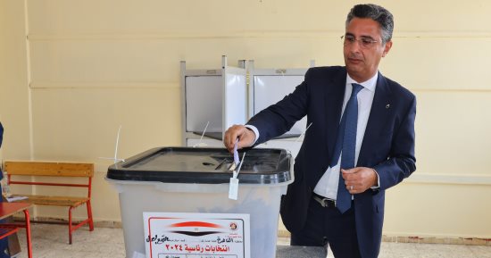 رئيس البريد يُدلى بصوته فى الانتخابات الرئاسية.. ويؤكد: التزام دستورى وواجب وطنى