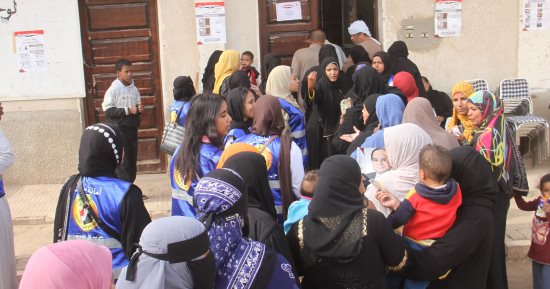 مسيرة حاشدة لسيدات النوبة بصور الرئيس السيسي أثناء الإدلاء بأصواتهن.. صور