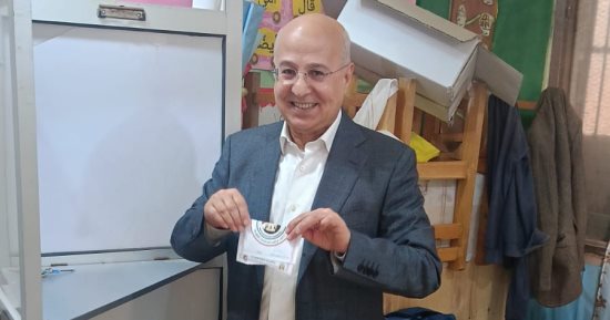 نقيب الصناعات الغذائية يصوت بالانتخابات.. ويؤكد: مشاركة شباب العمال لافتة للنظر
